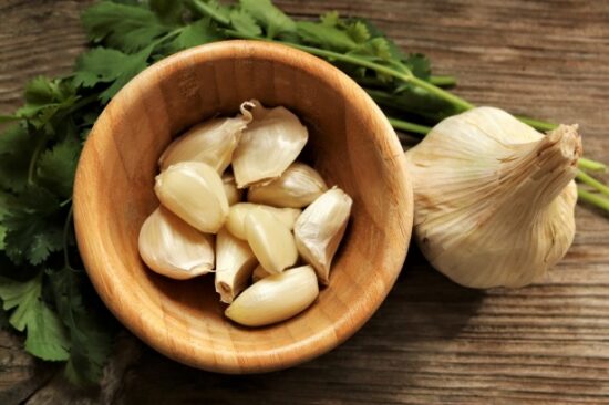 garlic-cloves-in-bowl-close-up